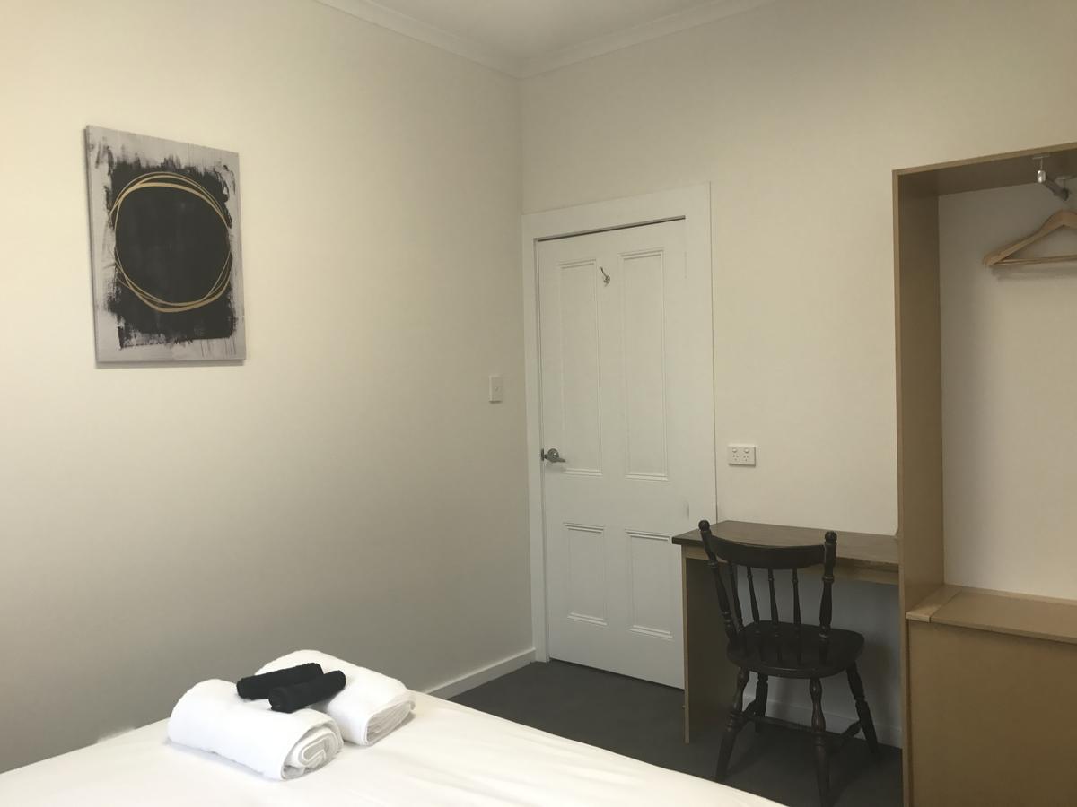 Okeefes Hotel Backpackers ลอนเชสตัน ภายนอก รูปภาพ