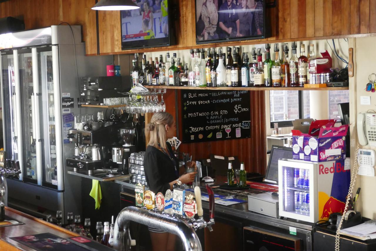 Okeefes Hotel Backpackers ลอนเชสตัน ภายนอก รูปภาพ